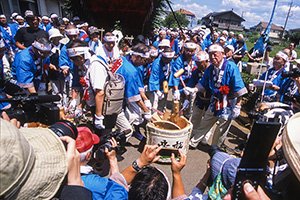 白髭神社で行われた鏡開きの模様