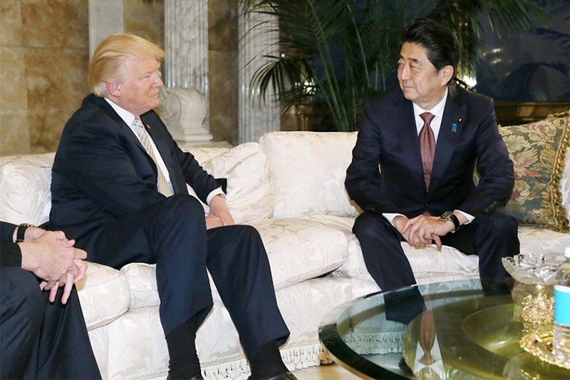 安倍晉三首相（右）與美國當選總統川普［17日於紐約（內閣廣報室提供），時事社］