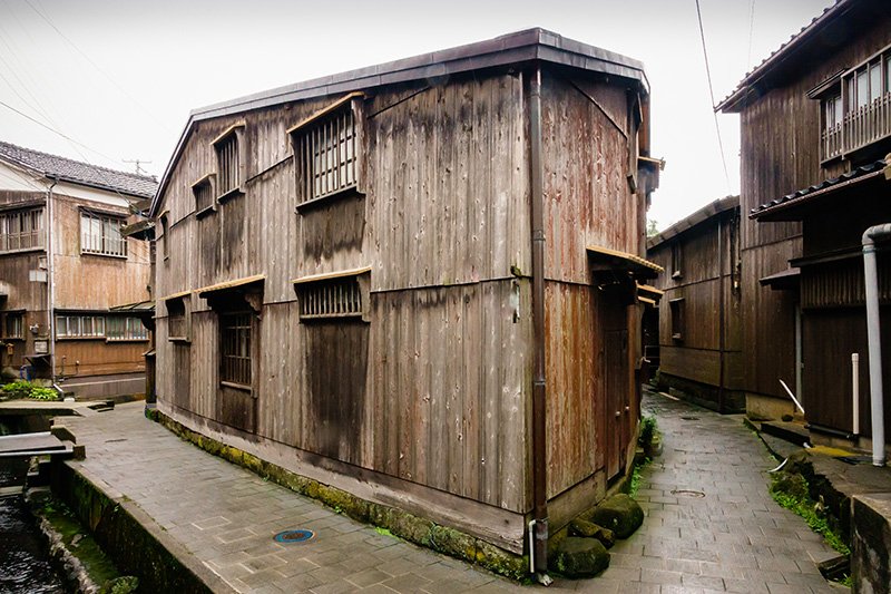 La Sankakuya o “casa triangular”, todo un símbolo del pasado de Shukunegi. El barrio antiguo, que reúne más de cien casas similares a esta, con paredes de tabla, ha sido declarado Conjunto Histórico-Arquitectónico Nacional.