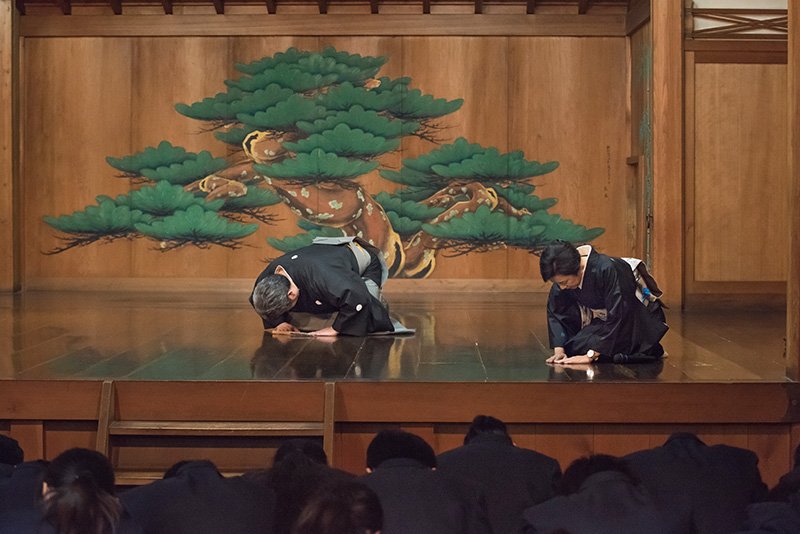 能楽おもしろ講座の最後に手をついてあいさつをする