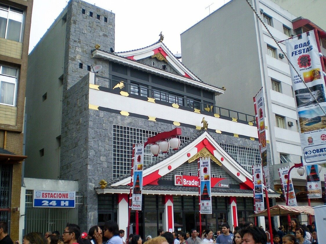 日本の城を思わせるブラデスコ銀行リベルダーデ支店のファサード