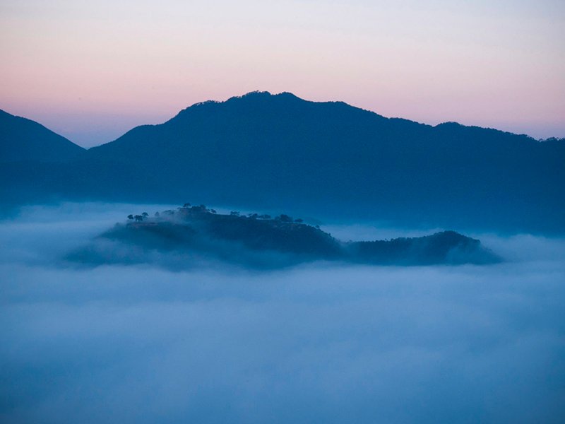Le château de Takeda à 6h20, une demi-heure environ après le lever du soleil à la mi-octobre.