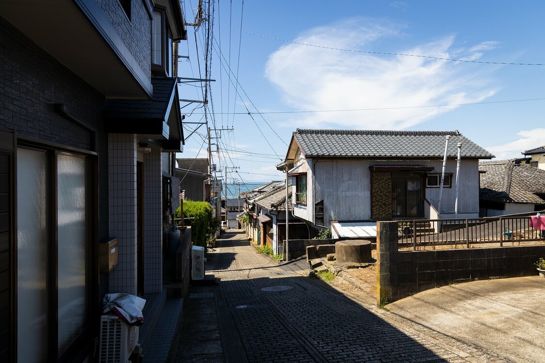 懐かしい家並みが残る外川駅近くの一心通り。坂道を下ると漁港に出る