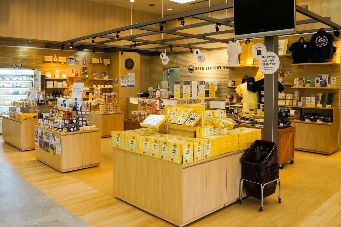 También hay una tienda de la fábrica en un rincón de la sala de visitantes. Fotografía por cortesía de la fábrica de cerveza Kirin de Sendai.