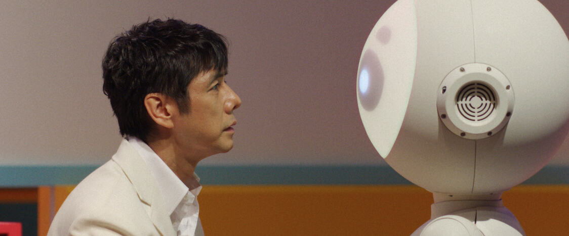 イマテック社に勤めるマサ（西島秀俊）には、妻も知らないロボット開発という任務があった（画像提供 Apple TV＋）