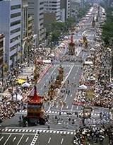 山鉾巡行遠景。（写真提供＝京都市観光協会）