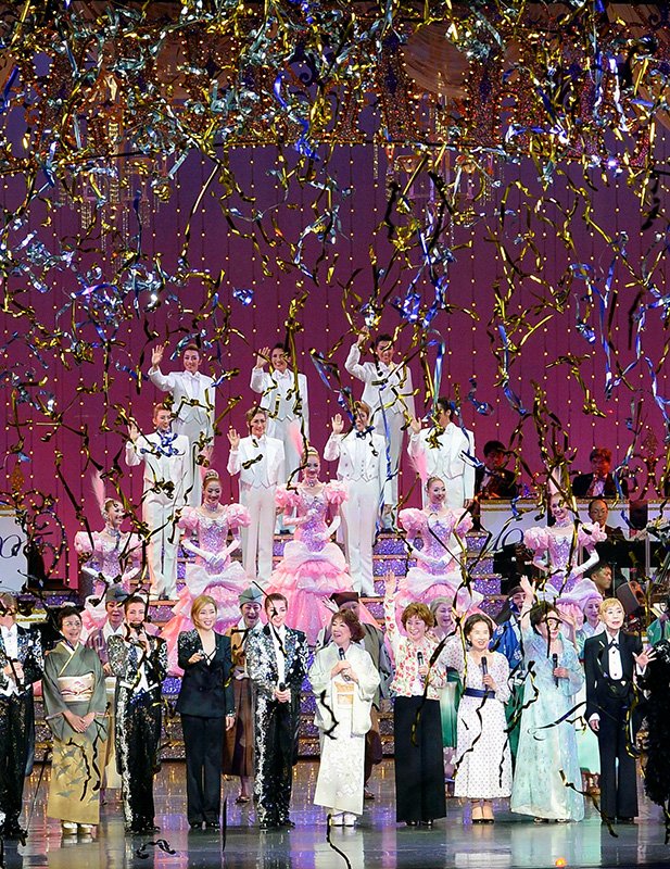 宝塚歌劇100周年を記念して開かれた歴代トップスターらによる「夢の祭典」（2014年4月4日、宝塚大劇場）