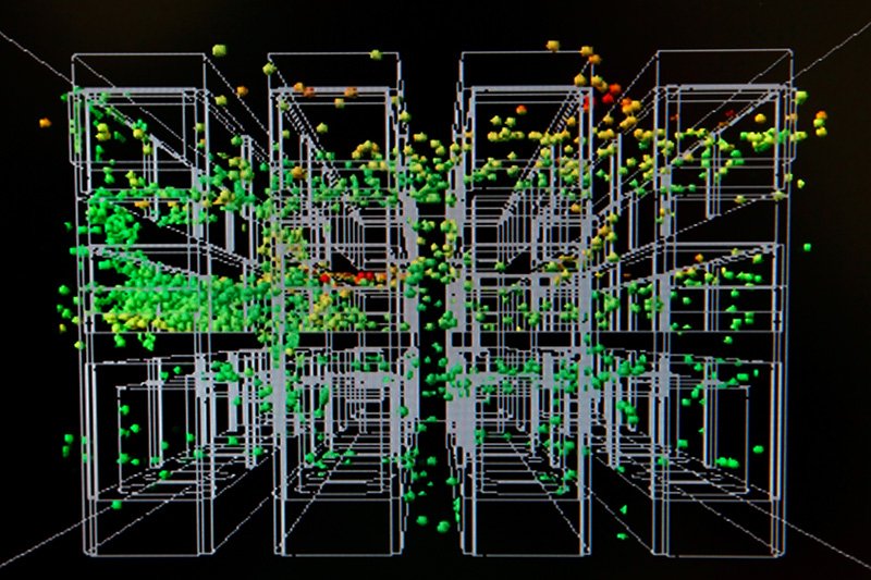 Les données sur la température, l'humidité, et les autres conditions dans les salles de culture sont envoyés à partir de près de 300 capteurs dans l'espace simulé sur un écran d'ordinateur.