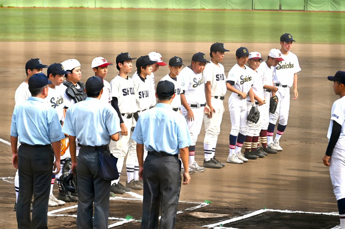 The combined team lined up before the game. (© Hori Sōshirō)