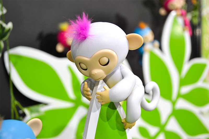 Chicchana tenori monkey Hagumin de Happinet. Un diminuto bebé mono robot con sensores de tacto, voz e inclinación y pequeños motores que le permiten reír, enfadarse, adormilarse y mostrar una variada serie de reacciones.