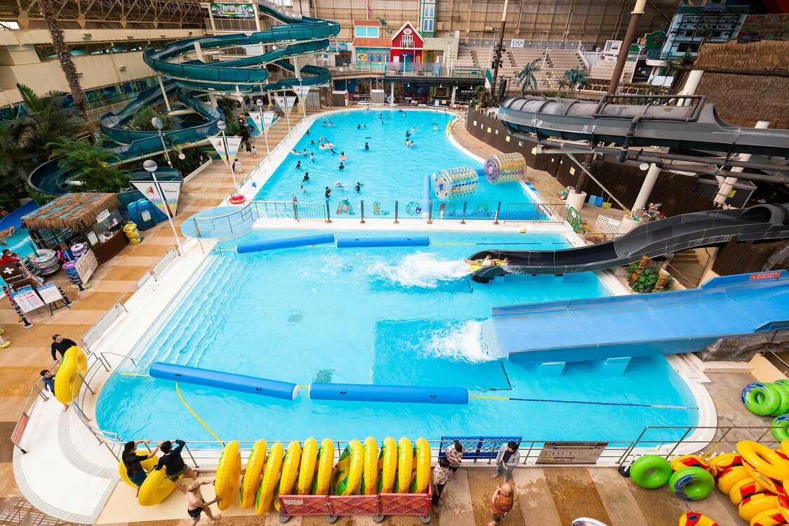 Water Park里的主游泳池，长50米，宽20米