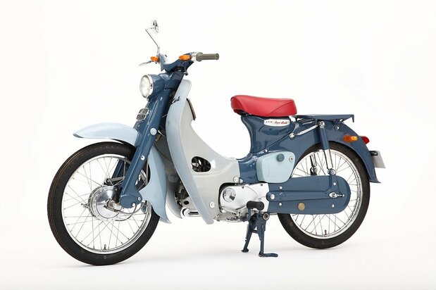 1958年8月に発売された初代スーパーカブの「C100」。サラリーマンの初任給が8500円ほどの時代に5万5000円で発売されたが、飛ぶように売れた(ホンダ提供)