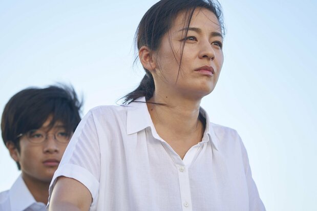 女手一つで息子・純平(和田庵)を育てる良子 ©2021『茜色に焼かれる』フィルムパートナーズ