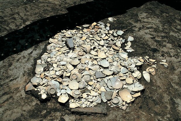 博多遺跡群から出土した廃棄された白磁。12世紀前半、船中で割れたものを荷揚げ時に一括廃棄したと思われる(福岡市埋蔵文化財センター所蔵)