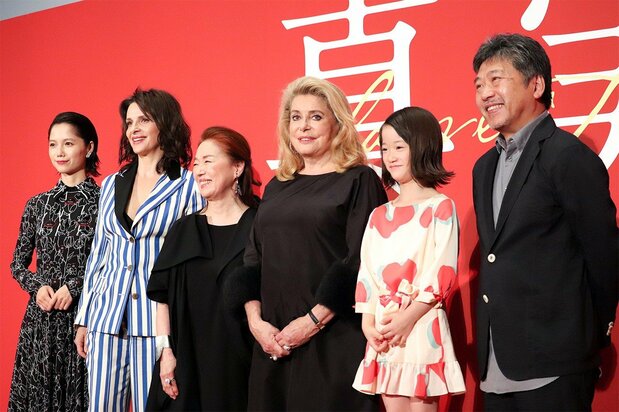 『真実』のジャパンプレミアで来日したカトリーヌ・ドヌーヴ(中央)とジュリエット・ビノシュ(左から2人目)が舞台挨拶。宮﨑あおい(左端)、宮本信子(左から3人目)、佐々木みゆ(右から3人目)の日本語吹き替えキャスト陣と是枝裕和監督(右端)が迎える(10月3日、東京・TOHOシネマズ六本木ヒルズ。撮影=渡邊玲子)
