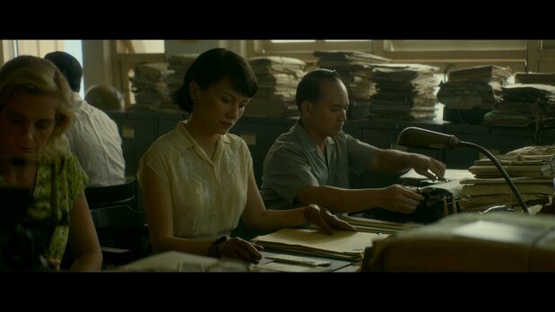 戦後、英領マラヤで戦犯法廷のアシスタントとして働くユンリン ©2019 ASTRO SHAW, HBO ASIA, FINAS, CJ ENTERTAINMENT ALL RIGHTS RESERVED