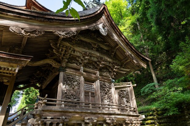 The carvings on the main hall are so elaborate, visitors can find themselves entranced for hours. (© Nippon.com)