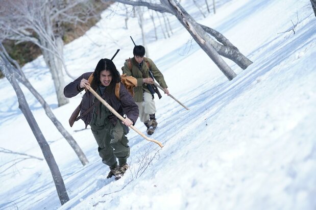 クマを撃ちに雪山の中を進む礼二郎(寛一郎)と信行(杉田雷麟) ©飯嶋和一/小学館/FANTASIA