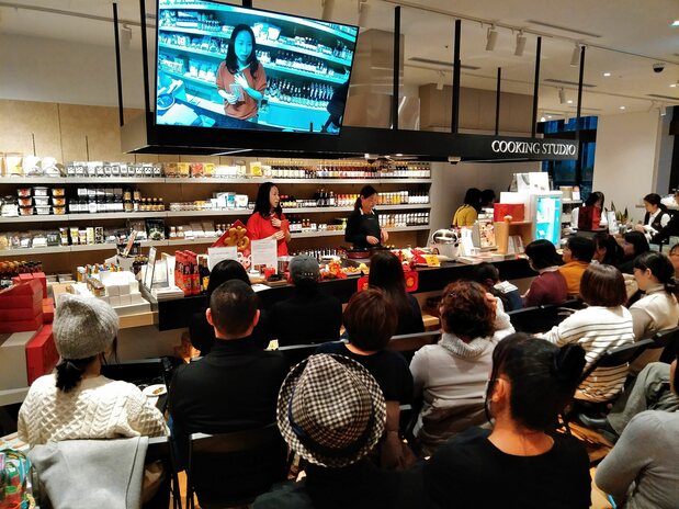 作家の一青妙さんを迎えて、台湾の正月料理の定番である「大根もち」づくりを紹介するイベント。2020年1月、コロナ流行が本格化する前に開催したもの。現在はこうしたイベントの開催は見合わせている(誠品生活日本橋提供)