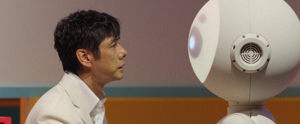 Masa (Nishijima Hidetoshi) est développeur de robots pour la société Imatec. Mais sa femme Susie n’était pas au courant.