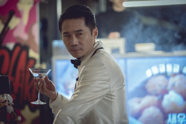ヴィンチェンツォを監視する対外安保情報院のアン・ギソク Netflix『ヴィンチェンツォ』