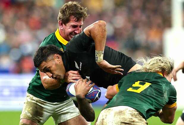 決勝戦、ニュージーランドの攻撃を封じた南アフリカのディフェンスで、クワッガ・スミス(左)のボール奪取はひときわ効果的だった(2023年10月28日、フランス・サンドニ)AFP=時事