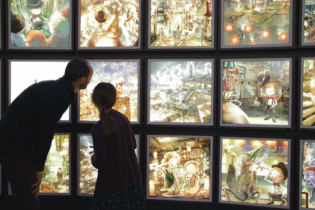 エッフェル塔第1展望台の「サロン・ギュスターヴ・エッフェル」で開かれた「にしのあきひろ　光る絵本展」