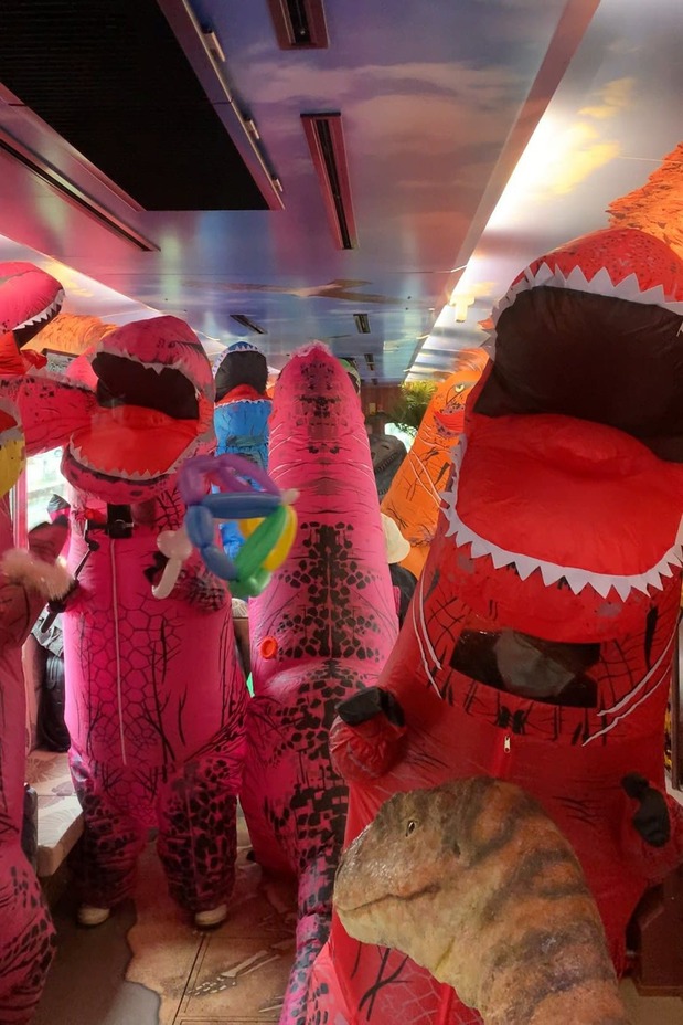 Volunteers in T-rex suits mingle lively on the Dinosaur Train. (© Watanabe Hiroshi)