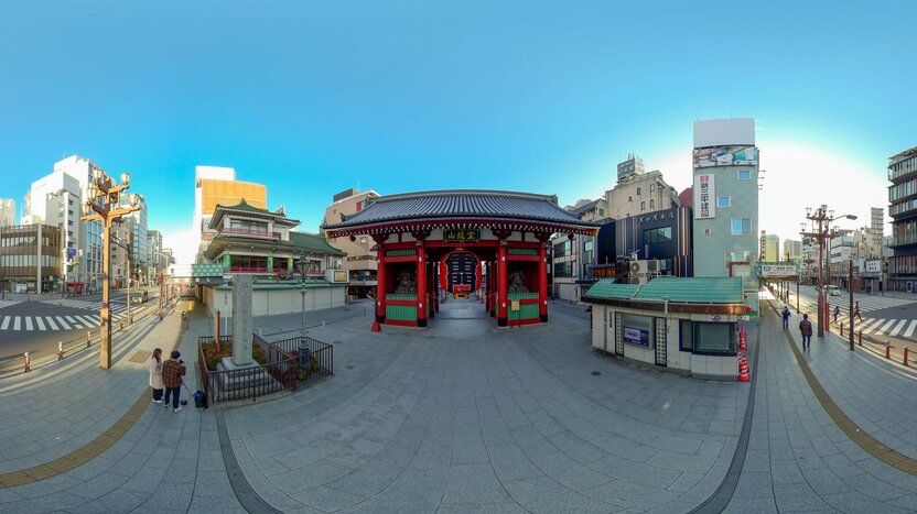 La puerta Kaminari al amanecer. El recinto se puede visitar libremente las 24 horas del día.