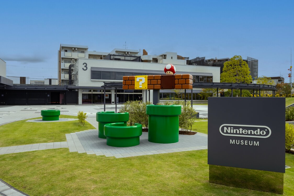 The Nintendo Museum welcomes visitors with a familiar scene. (© Nippon.com)