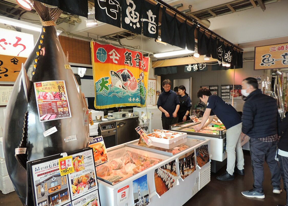 店员的吆喝声声声入耳，热闹的馆内展示着用新鲜的金枪鱼制作的各种精品（提供：笔者）