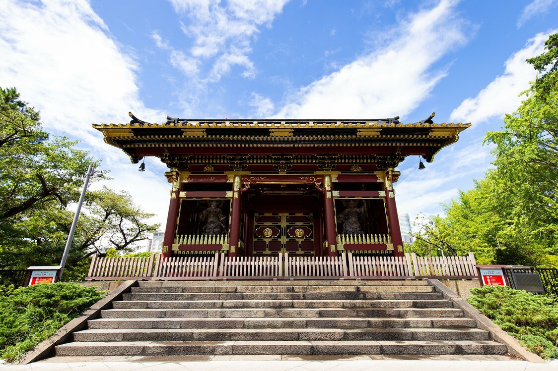 El portal Nitenmon del mausoleo Yūsō-in, dedicado a Ietsugu, séptimo shogun Tokugawa, da a la avenida Hibiya y es patrimonio cultural de importancia de Japón (actualmente es administrado por el Tokyo Prince Hotel).
