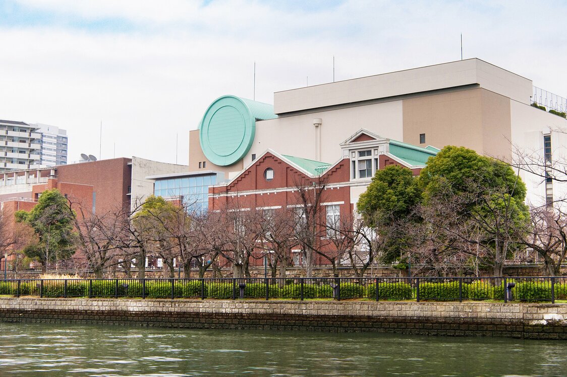 L’Hôtel de la Monnaie, connu pour son tunnel de cerisiers fleuris « sakura-no-tôrinuke » se trouve au nord du quai OAP.