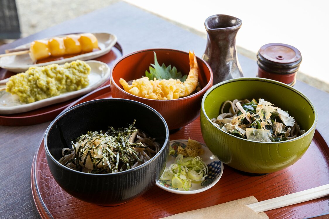 三景碗，是三碗荞麦面，分别搭配了炸大虾、白萝卜泥、裙带菜，含税1200日元。烤团子一根含税150日元起
