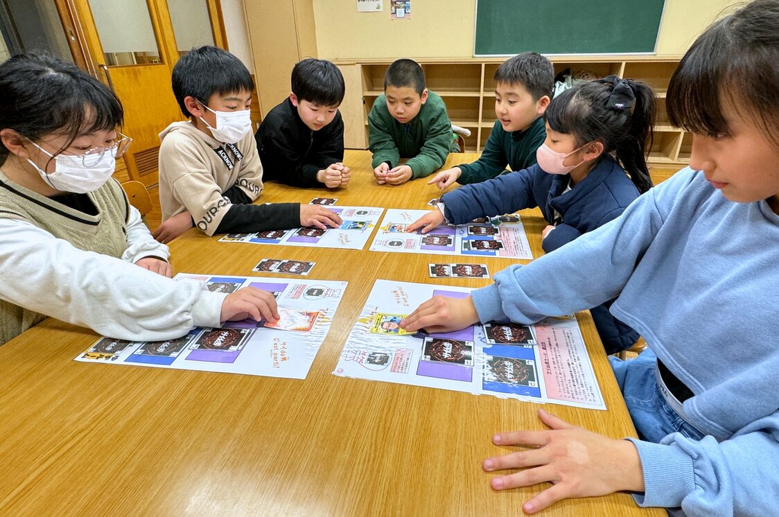 「サイdo男カード」で遊ぶ子どもたち　写真提供＝採銅所地域コミュニティ協議会