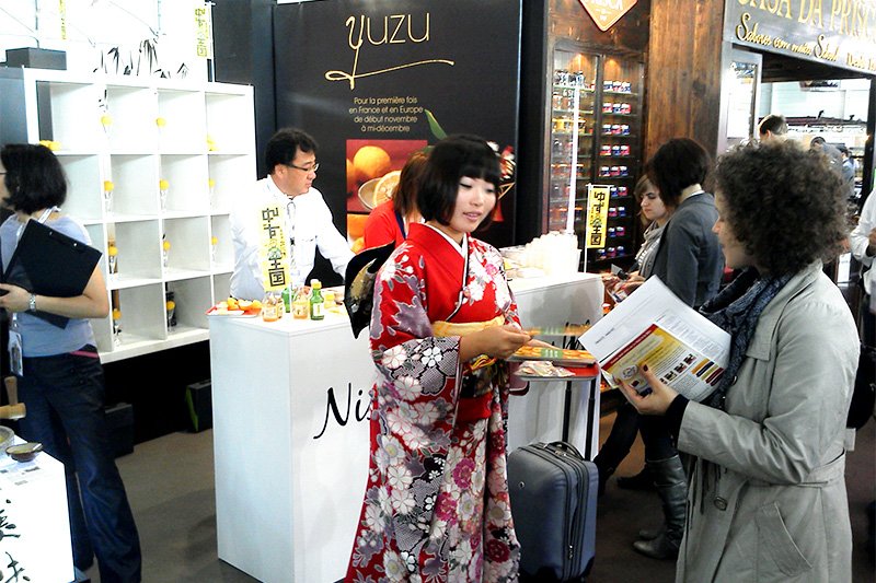 Продуктовая выставка «SIAL 2012». Стенд, представляющий юдзу. (Фотография предоставлена поселком Китагава).