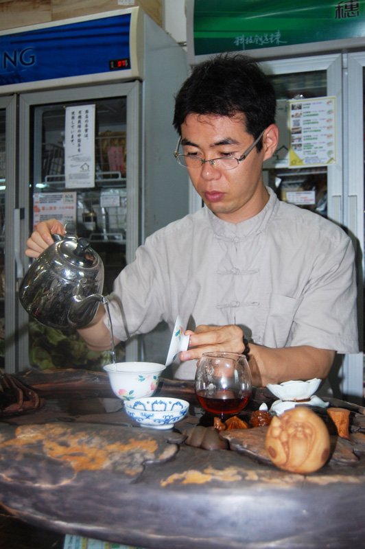 正在沏茶的大高先生。表情是那么专注认真
