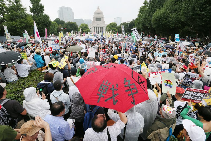 参加反对安全保障相关法案的民众，将国会大厦周围的道路挤得水泄不通30日下午于东京都千代田区（时事通讯社）