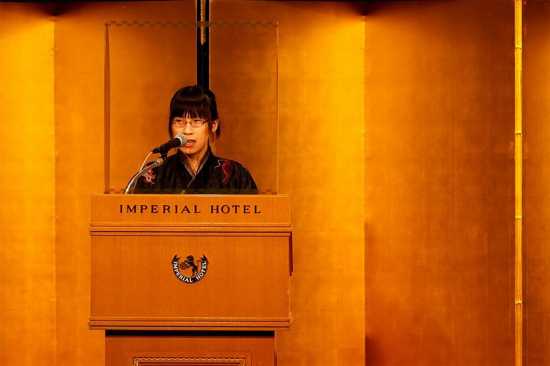 芥川賞の授賞式でスピーチをする李琴峰氏（日本文学振興会提供）