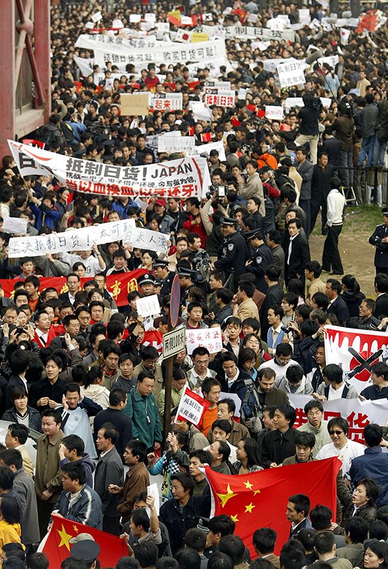 Manifestation anti-japonaise à Beijing. Environ 5 000 personnes dont de nombreux jeunes protestent contre le projet d’adhésion du Japon au Conseil de sécurité des Nations Unies et la révision des manuels d’histoire. (9 avril 2005, Photo : Peter Parks / AFP - Jiji)
