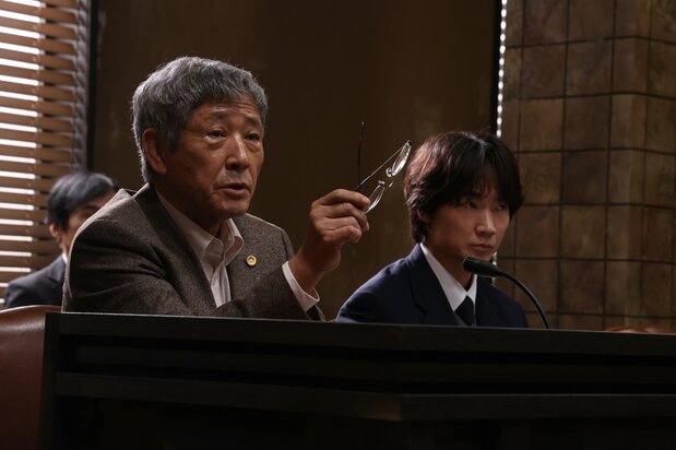 L’avocat Yugamidani, interprété par Kobayashi Kaoru, reprend la défense de Yabushita.