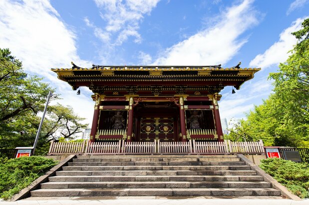 The Nitenmon once marked the entrance to the Yūshō-in, the mausoleum of the Tokugawa shōguns. Registered as a National Important Cultural Property, it now stands on the grounds of the Prince Hotel.