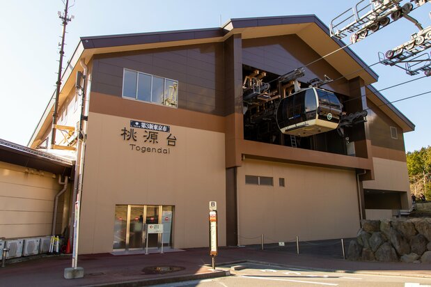 Estación de Tōgendai del teleférico de Hakone, desde donde salen y llegan los autobuses. Encima del nombre de la estación aparece el letrero “Estación Tokio-3”.