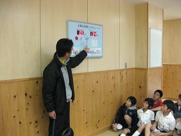 La pose de panneaux solaires sur le toit des écoles et des collèges s’inscrit dans la campagne menée par les autorités en vue de promouvoir les « éco-écoles » pourvues d’installations respectueuses de l’environnement. Outre qu’elle réduit les atteintes à l’environnement, cette initiative prévoit l’intégration de matériel éducatif destiné à l’enseignement de l’écologie (photo ministère de l’Éducation, de la Culture, des Sports, des Sciences et de la Technologie).