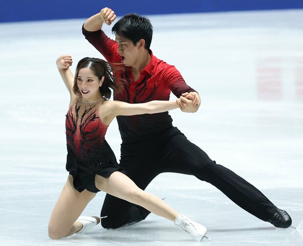 フィギュアの全日本選手権ペアのショートプログラム（SP）で演技する三浦璃来（左）、木原龍一組＝2025年12月20日、東京・国立代々木競技場（時事）