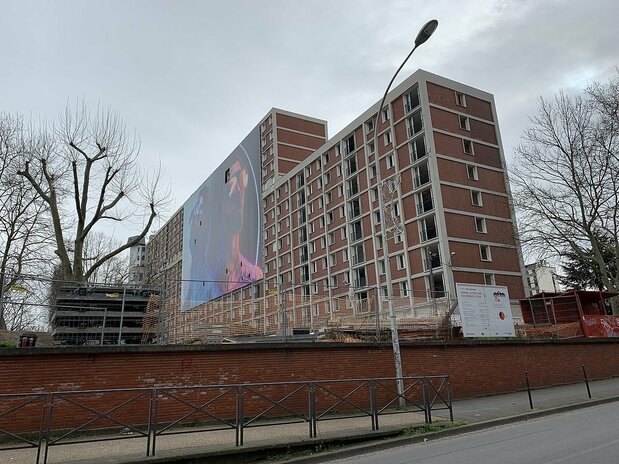 解体工事が始まったガガーリン団地。壁にはここで育ったラップ・デュオ「PNL」のアルバムの巨大な広告パネルが掲示された(2020年2月、フランス、イヴリー・シュル・セーヌ市) cc : Chabe01