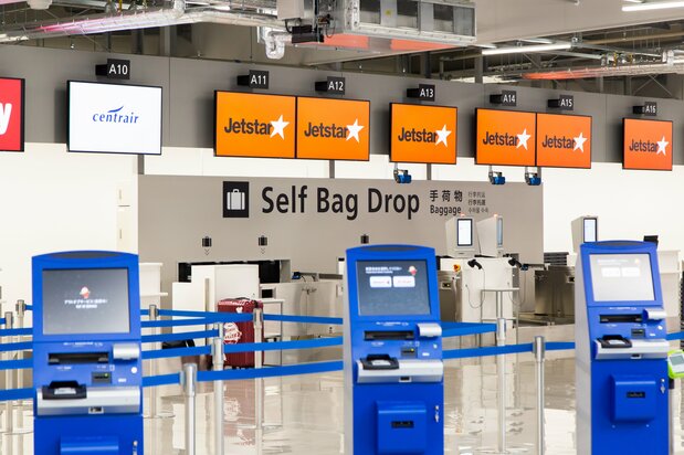 旅客自身が機械でチケットを発券し、手荷物にも自分でラベルを貼って預ける