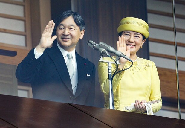 天皇陛下の即位を祝う一般参賀で、手を振られる天皇、皇后両陛下=2019年5月4日、皇居(時事)