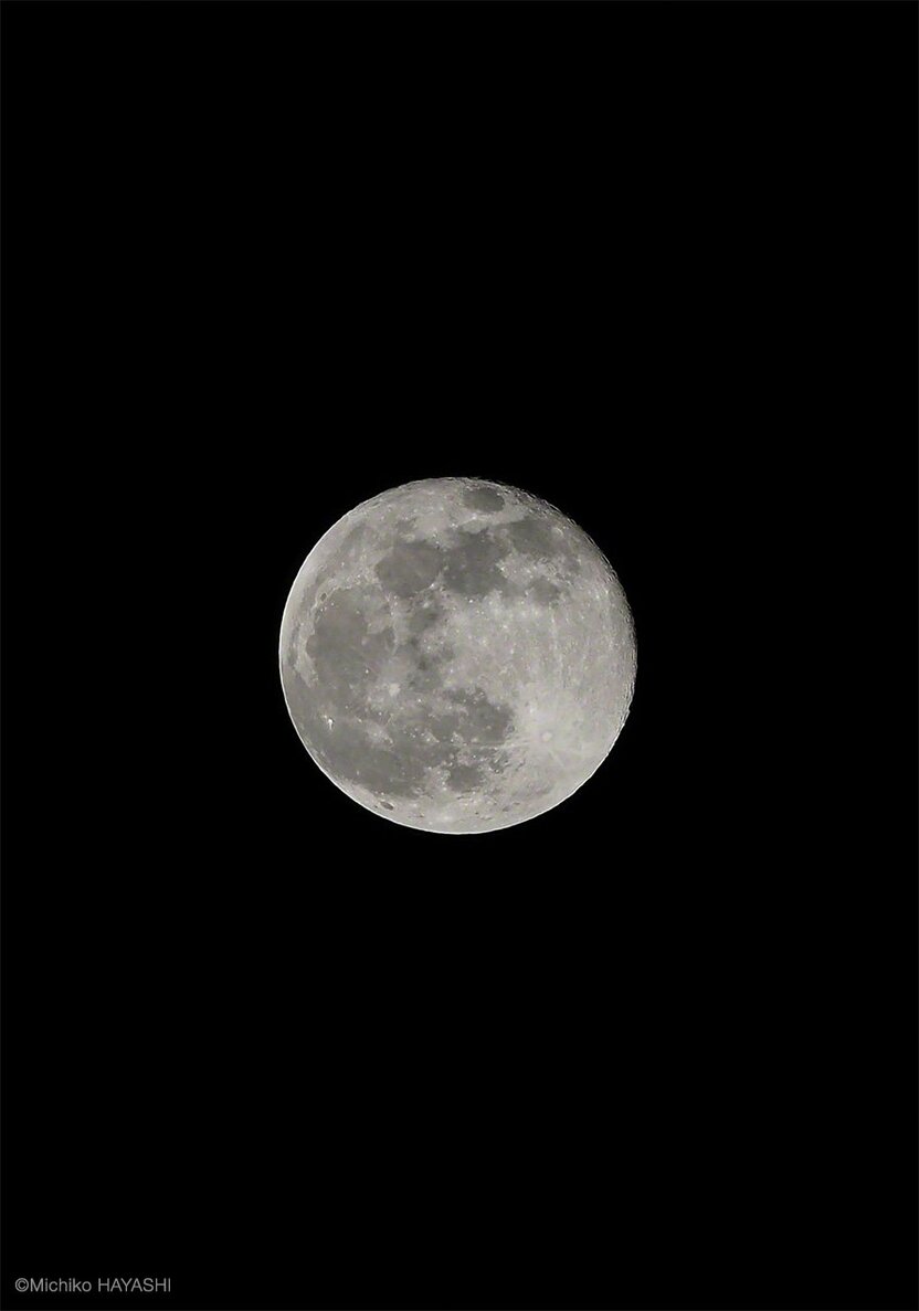 La luna llena desde la cumbre del monte Mino en la ciudad de Chichibu. En ese monte existe un lugar llamado Oinu no Kubo (La madriguera del lobo). Dicen que allí había una guarida de lobos en la que los animales cuidaban a sus crías.