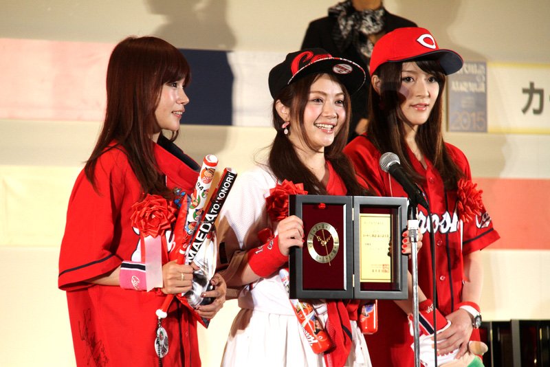 Trois supportrices de l’équipe des Hiroshima Carp (de la gauche vers la droite : Furuta Chisako, Ôi Chihoko et Amano Megumi) reçoivent le trophée pour le mot « Carp joshi ».